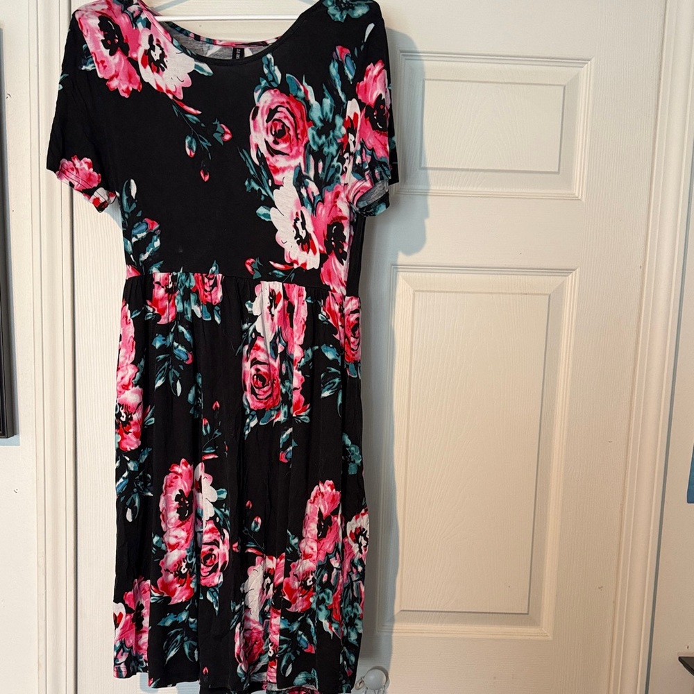 Chic Floral Midi Dress in Black and Pink